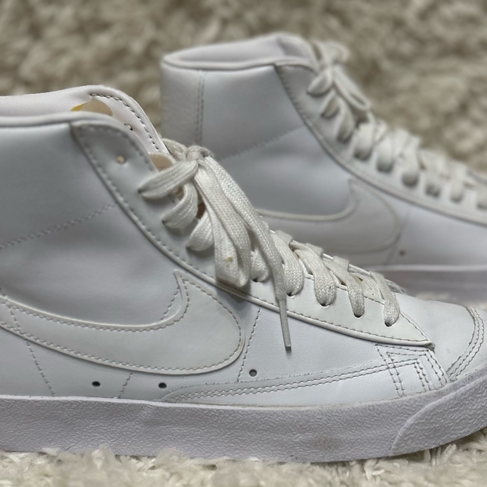 Womens Nike Blazer  Vintage Mid 77 Triple White Leather Sneakers Size 9